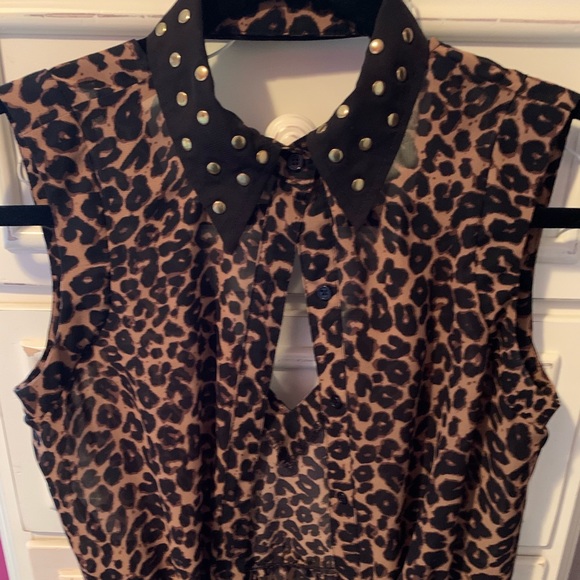 Button up sleeveless leopard top - Picture 1 of 4